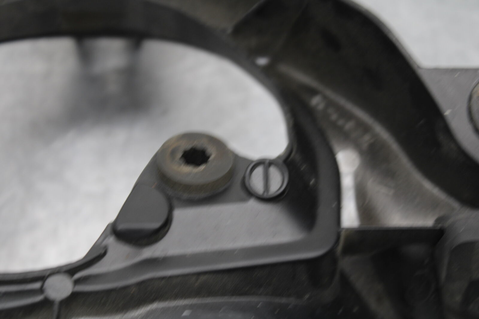 05-06 SUZUKI GSXR1000 UPPER FAIRING MIRROR GAUGES STAY BRACKET 94511-41G00 BB663