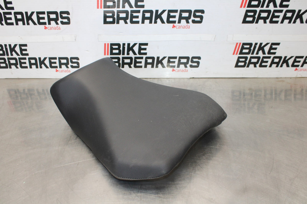 11-26 SUZUKI GSXR750 FRONT DRIVERS SEAT PAD SADDLE PILLION BB900-B