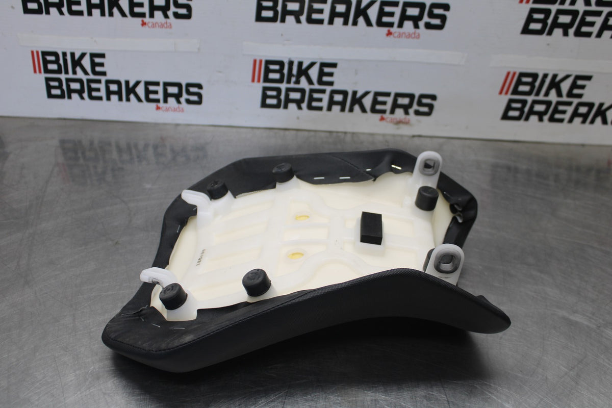 15-26 SUZUKI GSXR600 FRONT DRIVERS SEAT PAD SADDLE PILLION BB888