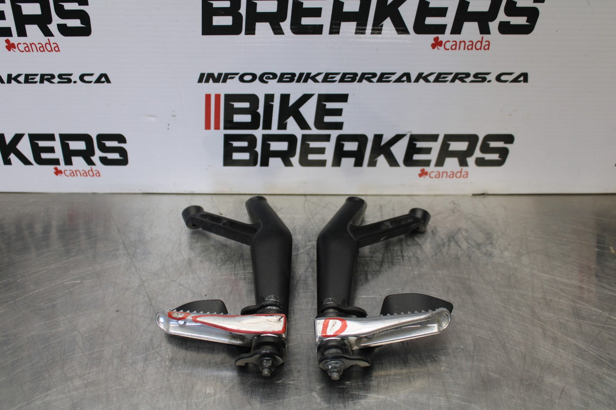 22-25 YAMAHA YZF R7 REAR BACK PASSENGER PEG SET PAIR BB182