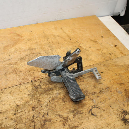 04-09 SUZUKI GS500F RIGHT REARSET REAR SET DRIVER FOOT PEG REST STOP BB335