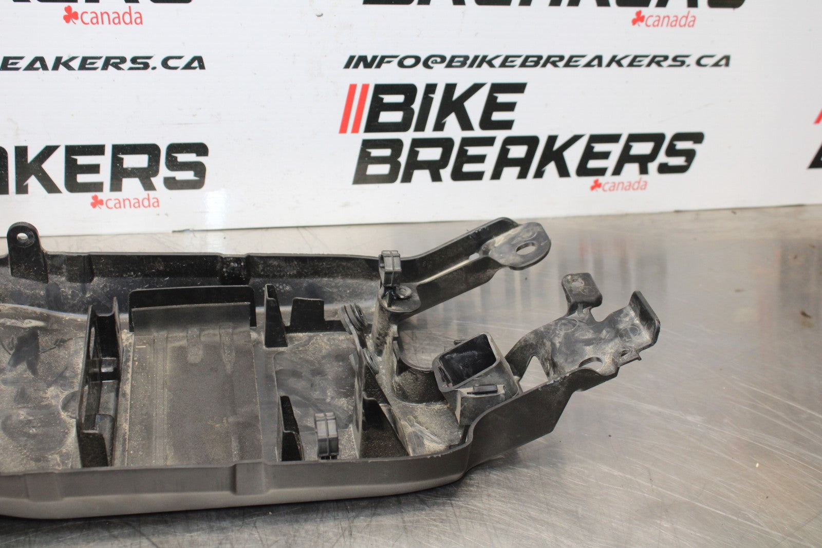 21-23 KAWASAKI NINJA ZX6R REAR BACK TAIL UNDERTAIL BATTERY TRAY PLASTIC BB179
