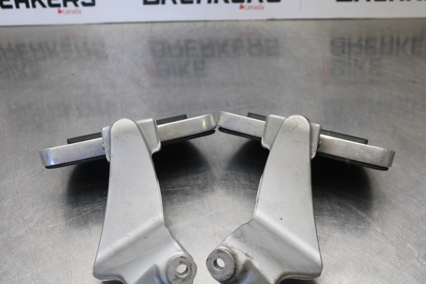 05-06 VICTORY KINGPIN DELUXE REAR PASSENGER FOOT STEP PEG SET PAIR BB195