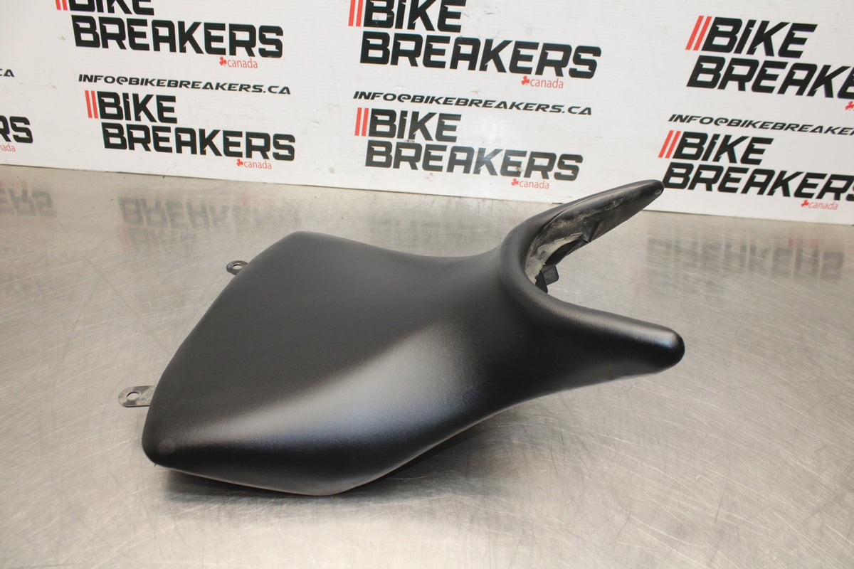 23 YAMAHA YZF R3 FRONT DRIVERS SEAT PAD SADDLE PILLION BB806