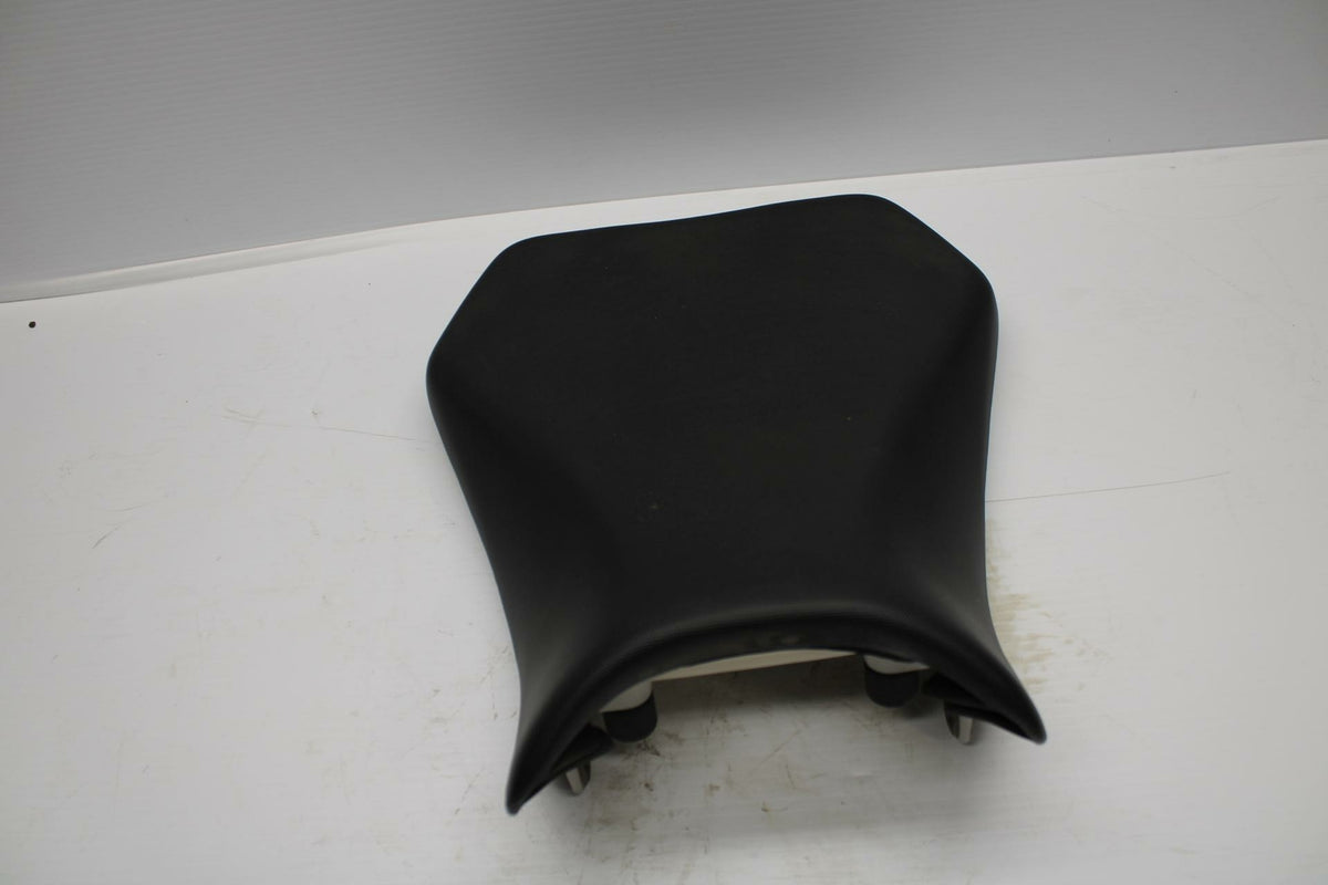 11-19 SUZUKI GSXR600 FRONT DRIVERS SEAT  SADDLE PILLION 45100-14J10-DW2 BB 241
