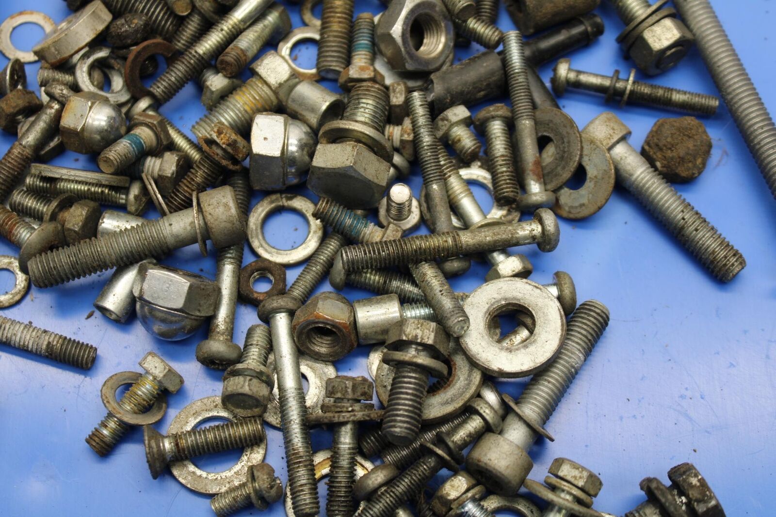 75 SUZUKI GT 550 MISC.MOUNTING BOLTS HARDWARE MOTOR SCREWS BB67