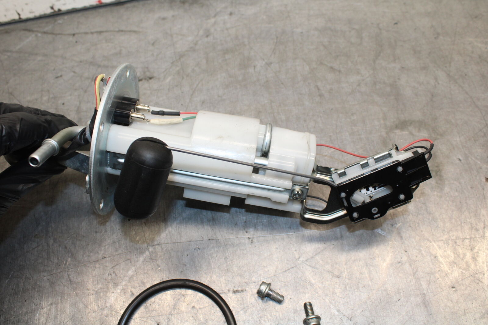 11-24 SUZUKI GSXR750 FUEL PUMP GAS PETROL SENDER UNIT 15100-14J01 BB714