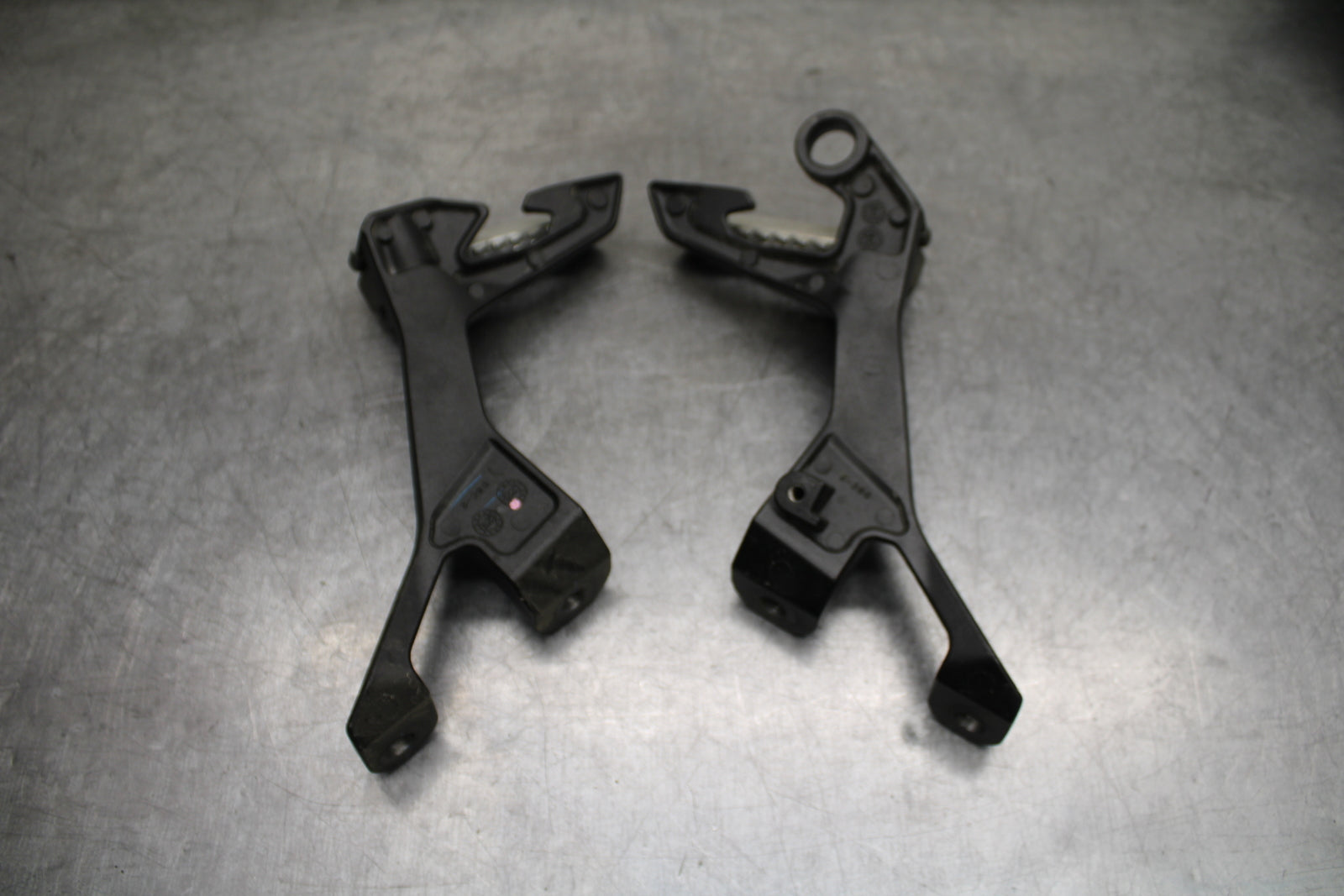 24 KAWASAKI NINJA 500 ABS REAR BACK PASSENGER PEG SET PAIR BB730
