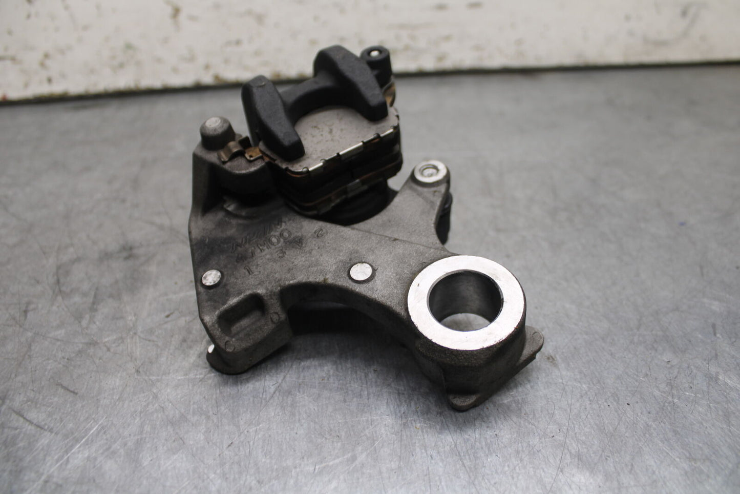13 SUZUKI GSXR750 REAR BACK BRAKE CALIPER W MOUNT BRACKET BB110