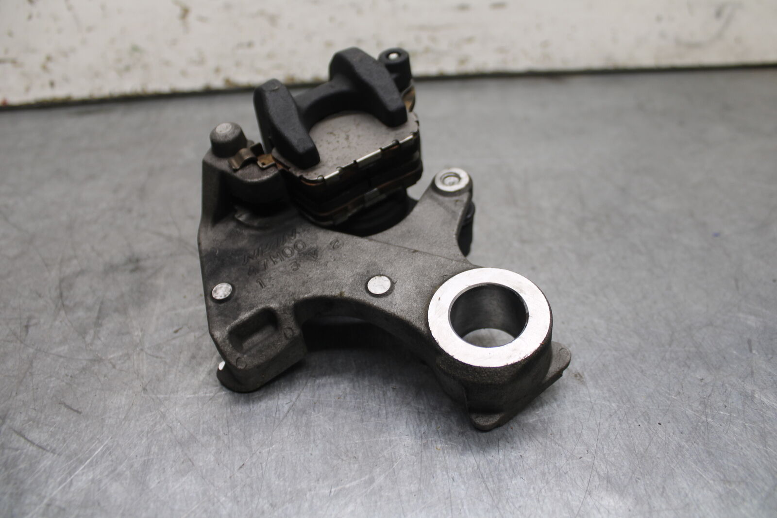 13 SUZUKI GSXR750 REAR BACK BRAKE CALIPER W MOUNT BRACKET BB110