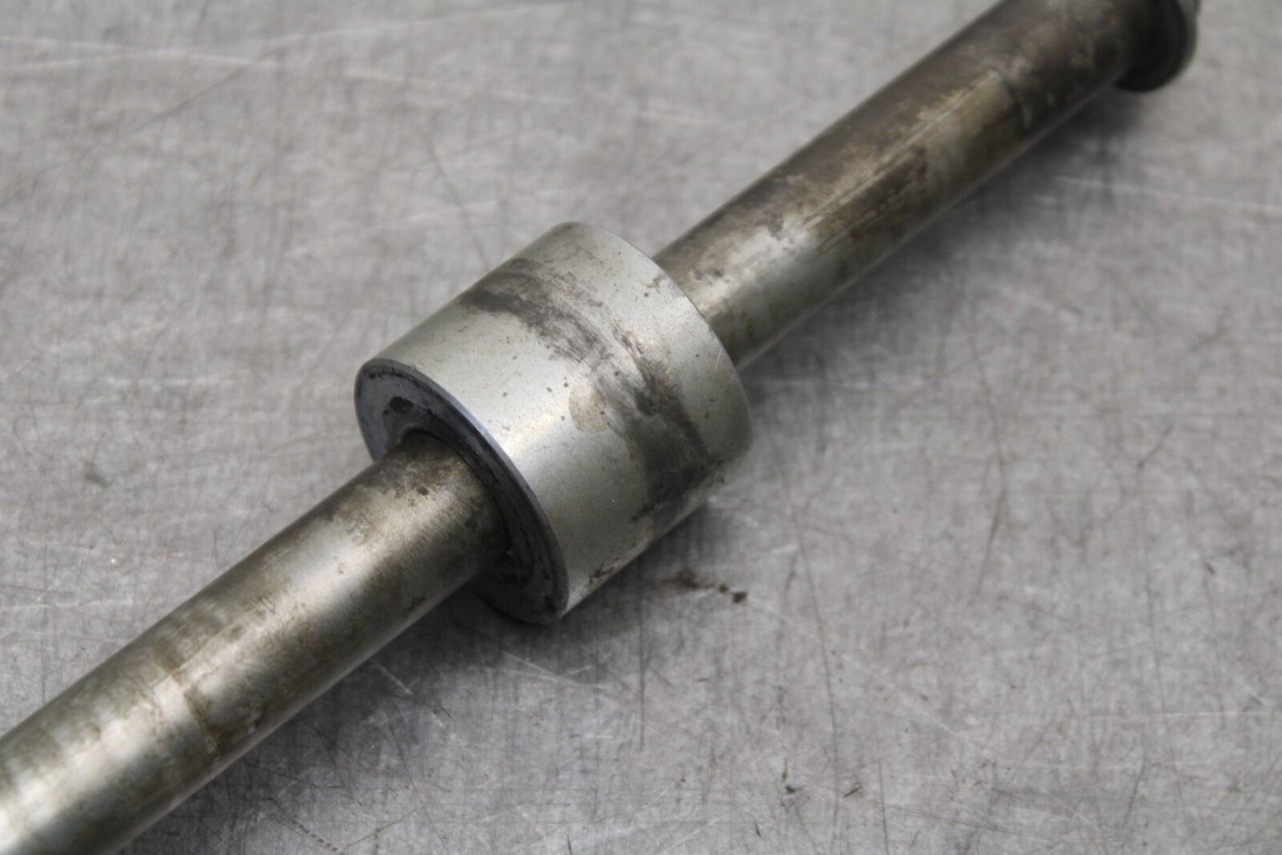 05-06 SUZUKI BOULEVARD M50 REAR AXLE BACK WHEEL RIM PIVOT BOLT AXEL BB671