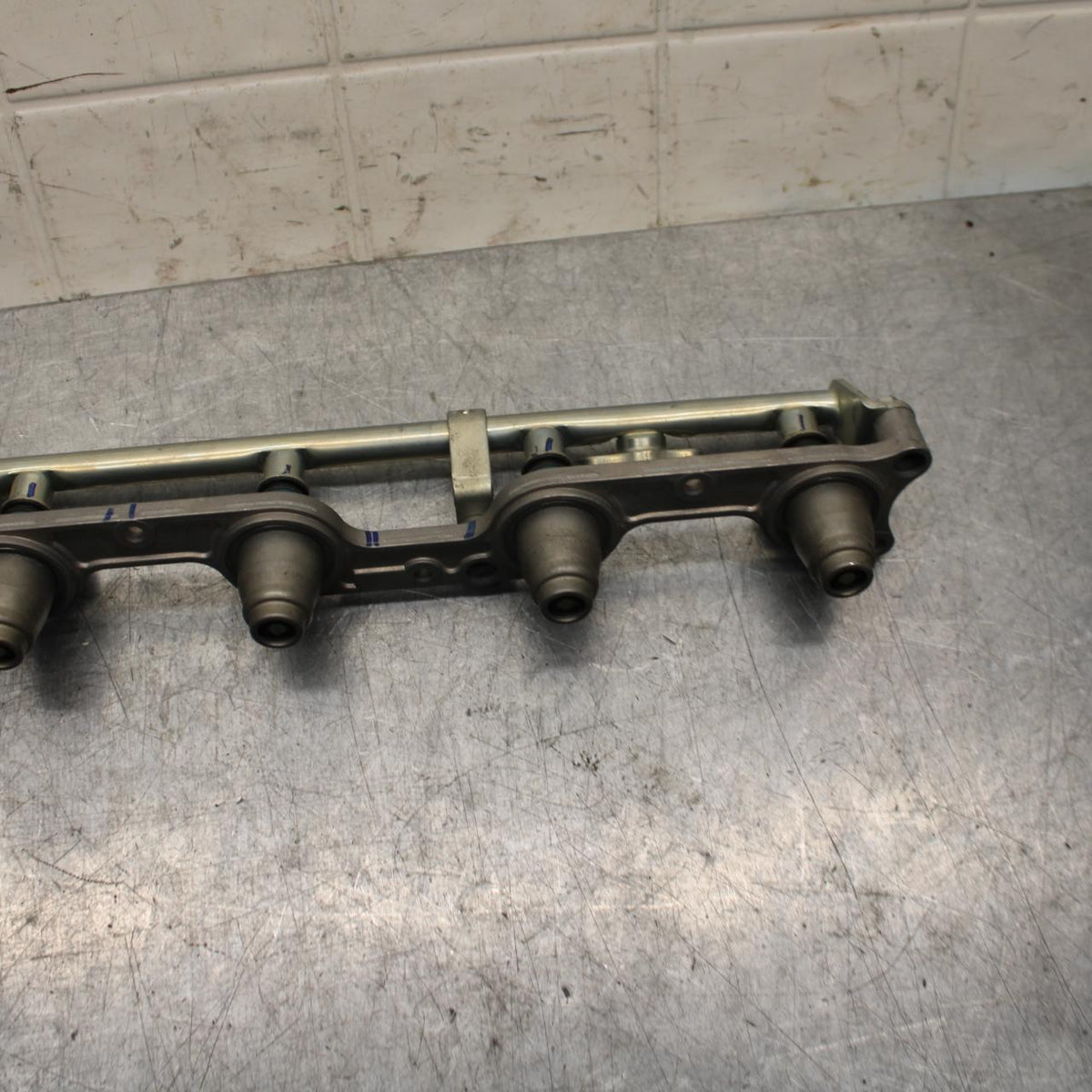 06-07 HONDA CBR1000RR SECONDARY FUEL INJECTORS TOP AIRBOX GAS RAIL BB75