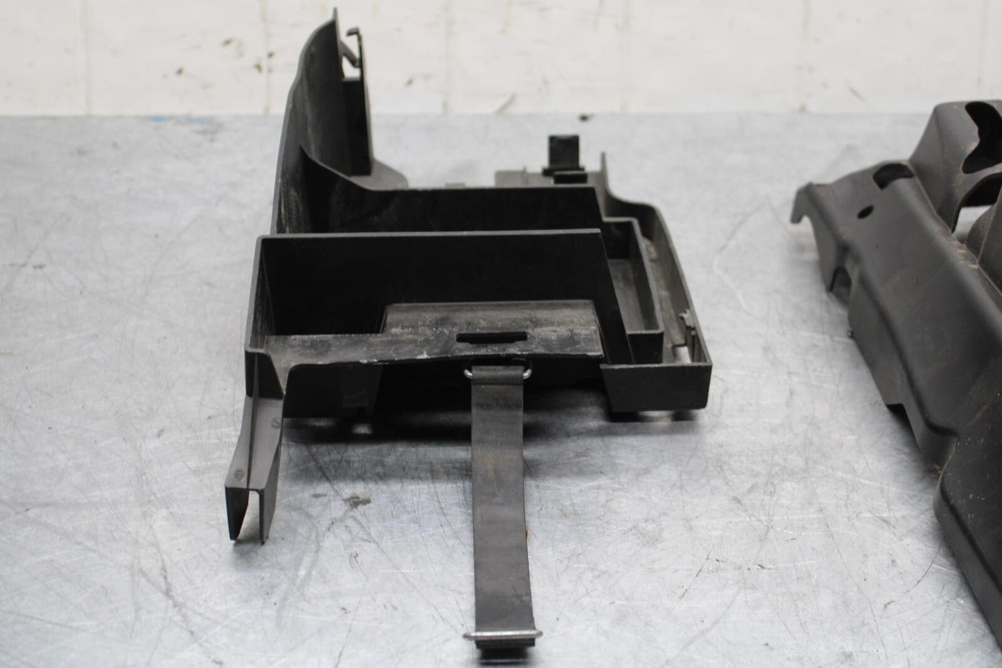 09-14 YAMAHA YZF R1 REAR BACK TAIL UNDERTAIL BATTERY TRAY PLASTIC  BB448