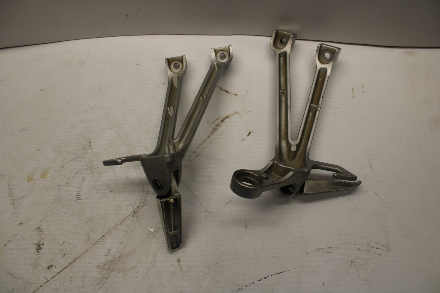 08-09 SUZUKI GSXR600 REAR BACK PASSENGER PEG SET PAIR 43600-37H00-13L BB250