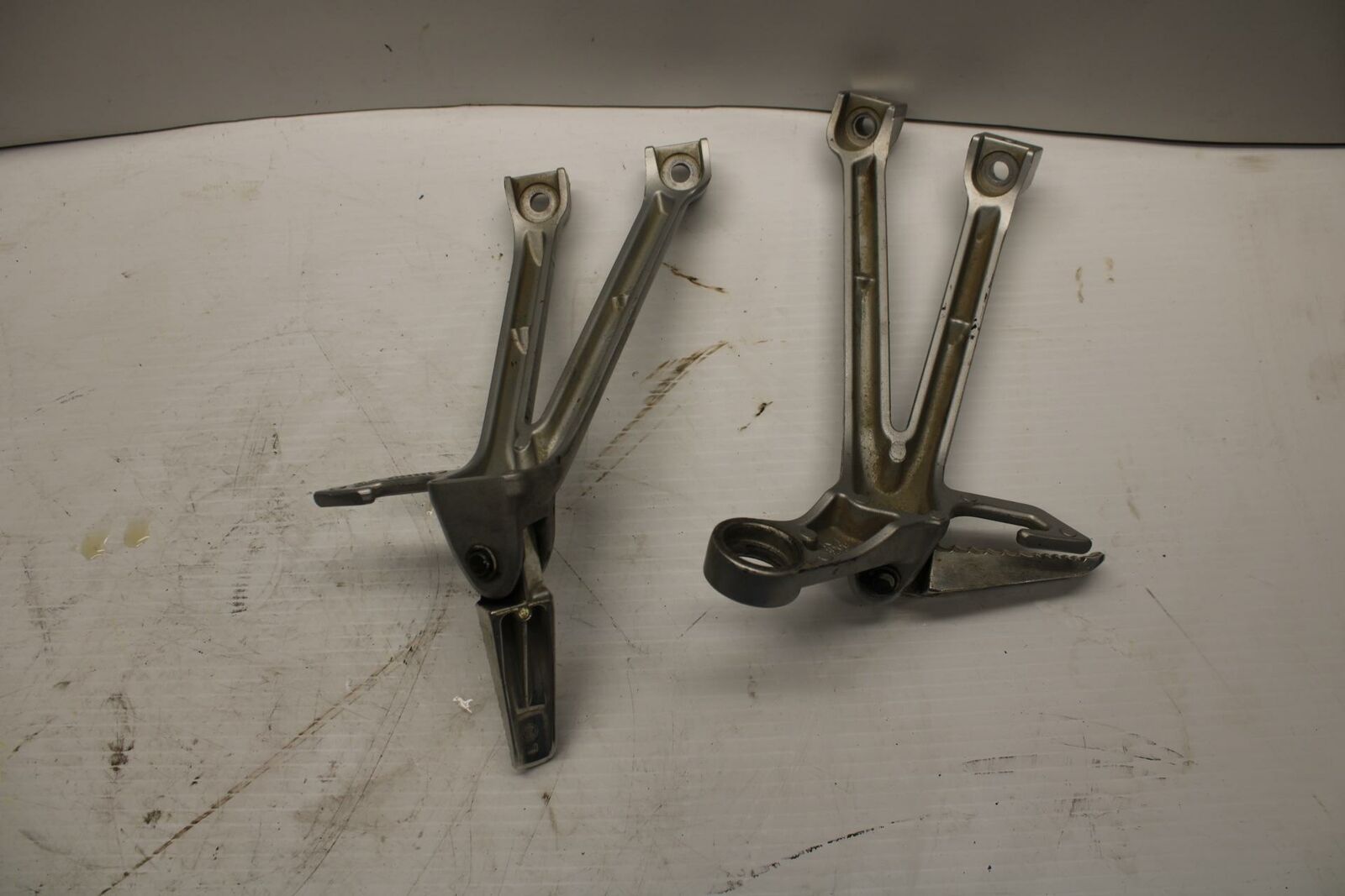 08-09 SUZUKI GSXR600 REAR BACK PASSENGER PEG SET PAIR 43600-37H00-13L BB250