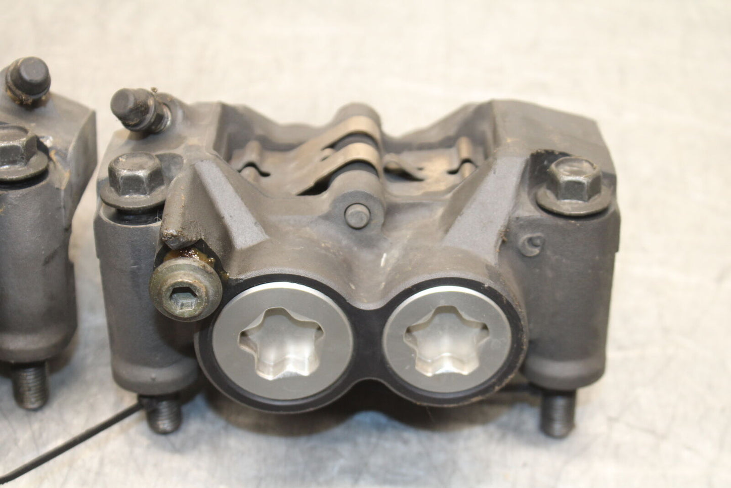 06 YAMAHA YZF R6 RIGHT LEFT FRONT BRAKE CALIPER SET PAIR CALIPERS BB716