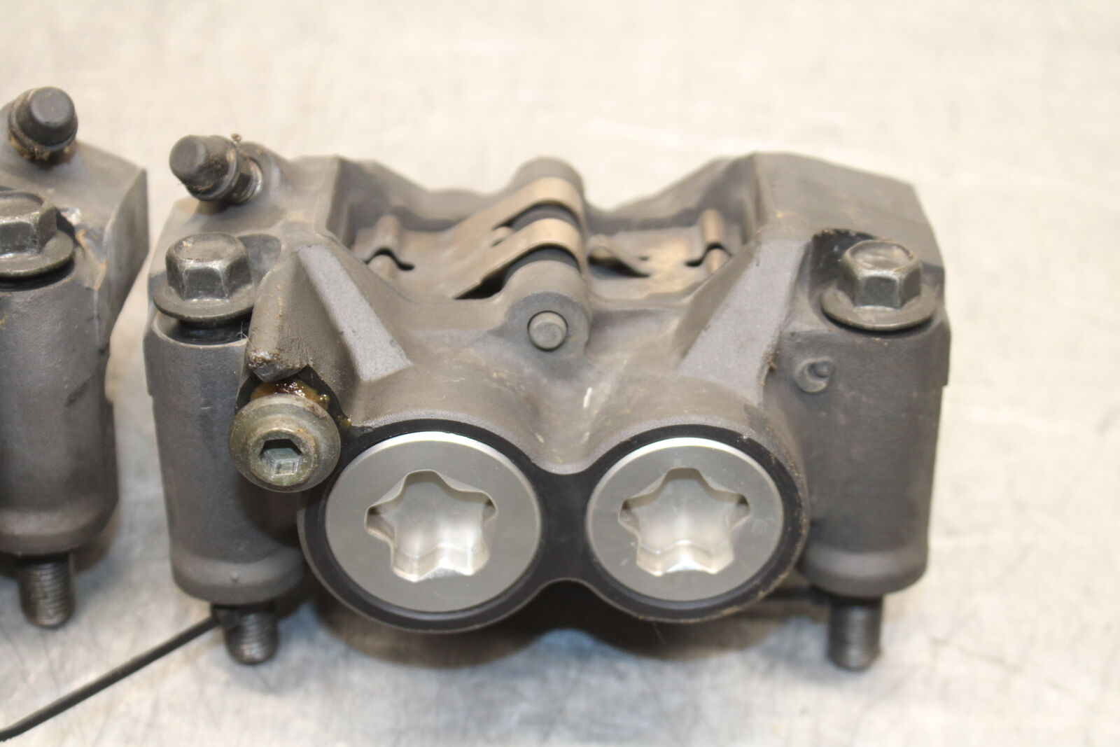 06 YAMAHA YZF R6 RIGHT LEFT FRONT BRAKE CALIPER SET PAIR CALIPERS BB716