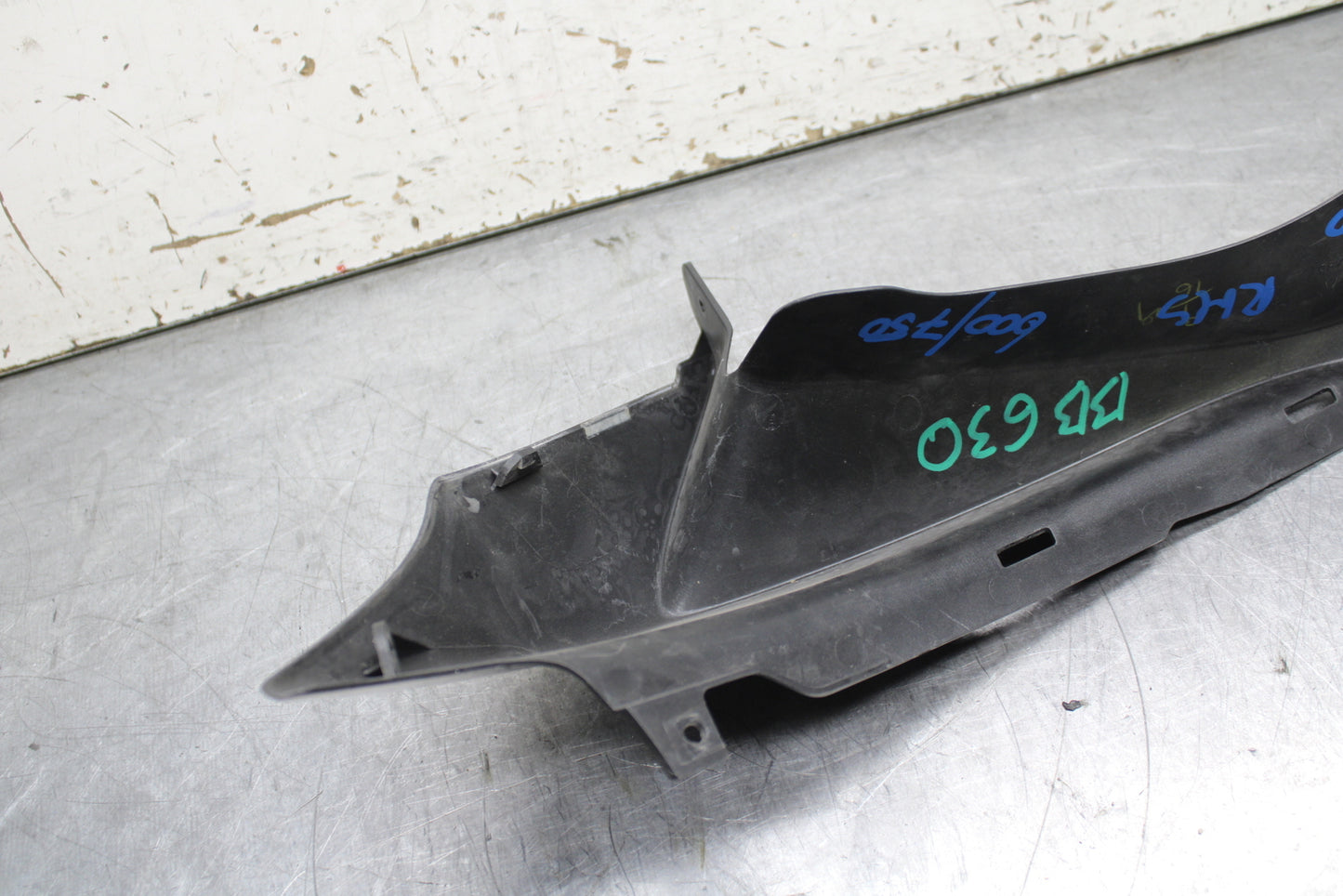 08-10 SUZUKI GSXR 600  RIGHT FRONT UPPER MID SIDE FAIRING COWL PLASTIC BB630