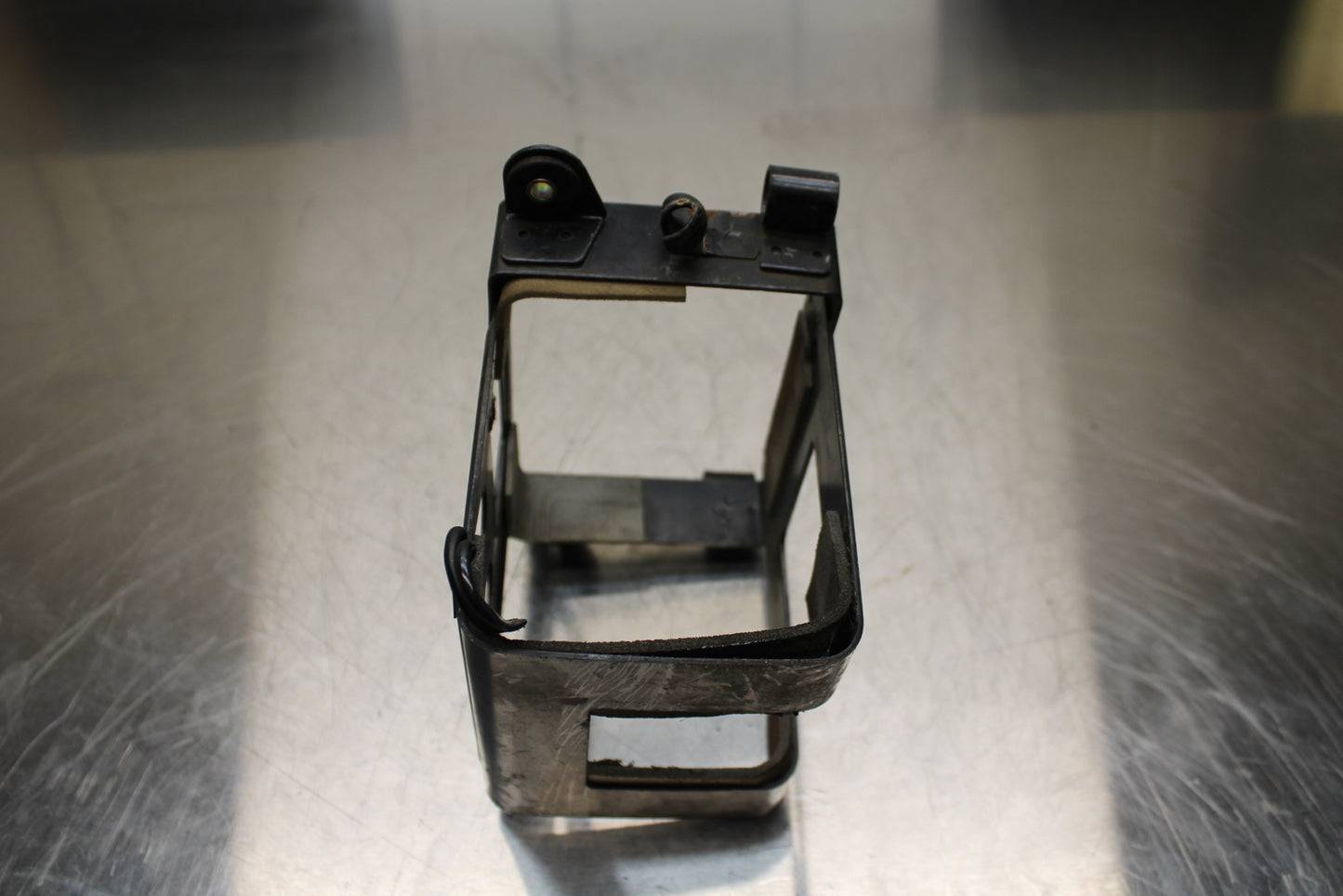 86 SUZUKI GS750ES REAR BACK TAIL UNDERTAIL BATTERY TRAY PLASTIC BB140