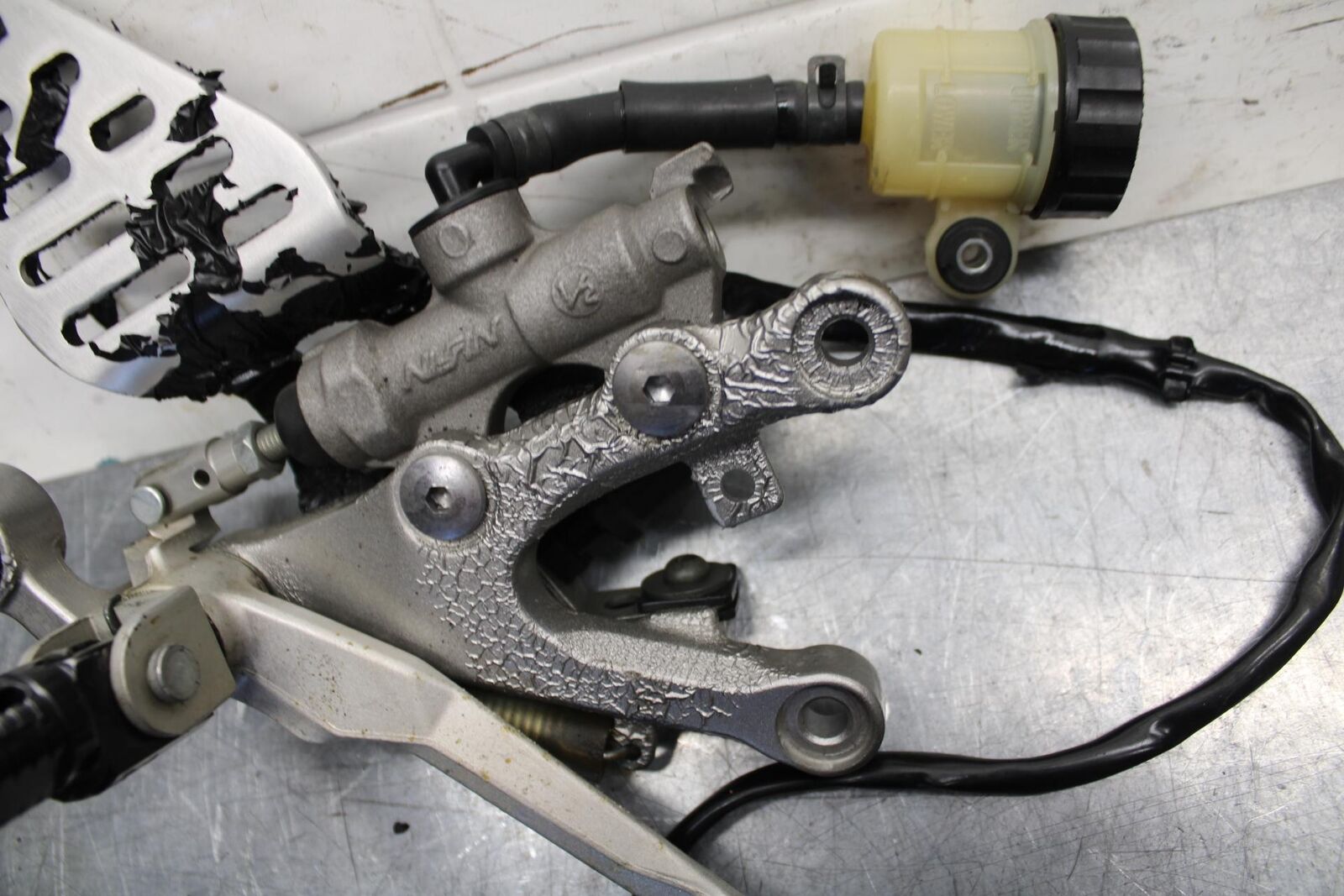 07 YAMAHA YZF R6 2c0 RIGHT REARSET REAR SET DRIVER FOOT PEG REST STOP BB75