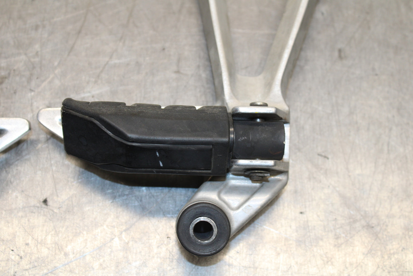 15-16 HONDA CB300F REAR BACK PASSENGER PEG SET PAIR BB740