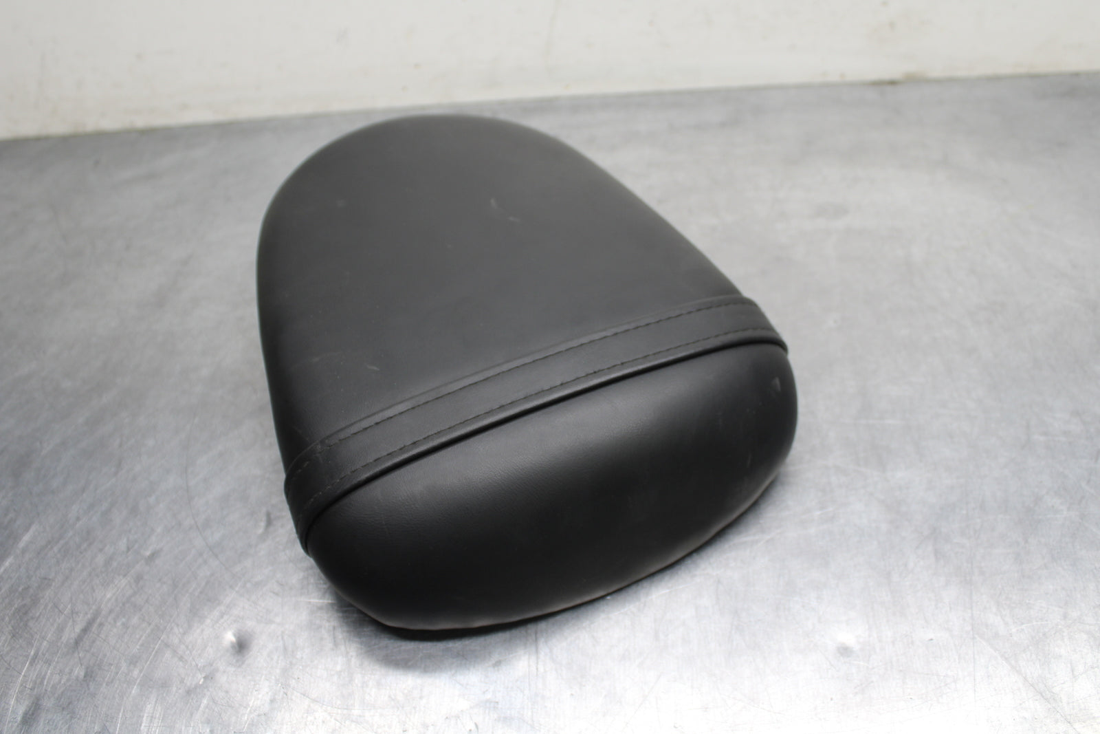 09 SUZUKI GSXR600 REAR BACK PASSENGER TANDEM SEAT PAD SADDLE PILLION BB759