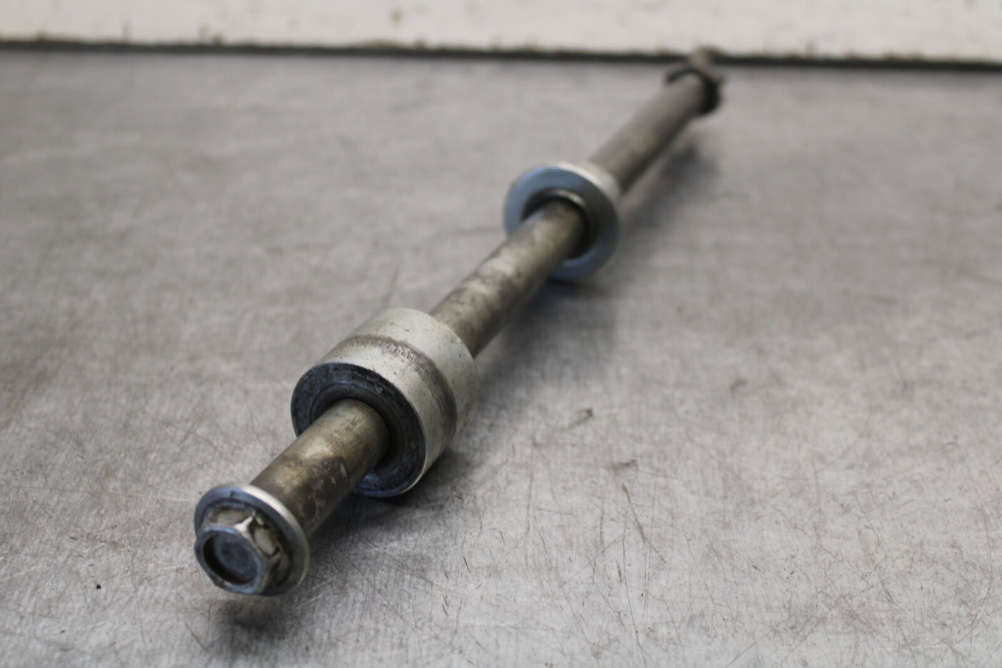 05-06 SUZUKI BOULEVARD M50 REAR AXLE BACK WHEEL RIM PIVOT BOLT AXEL BB671