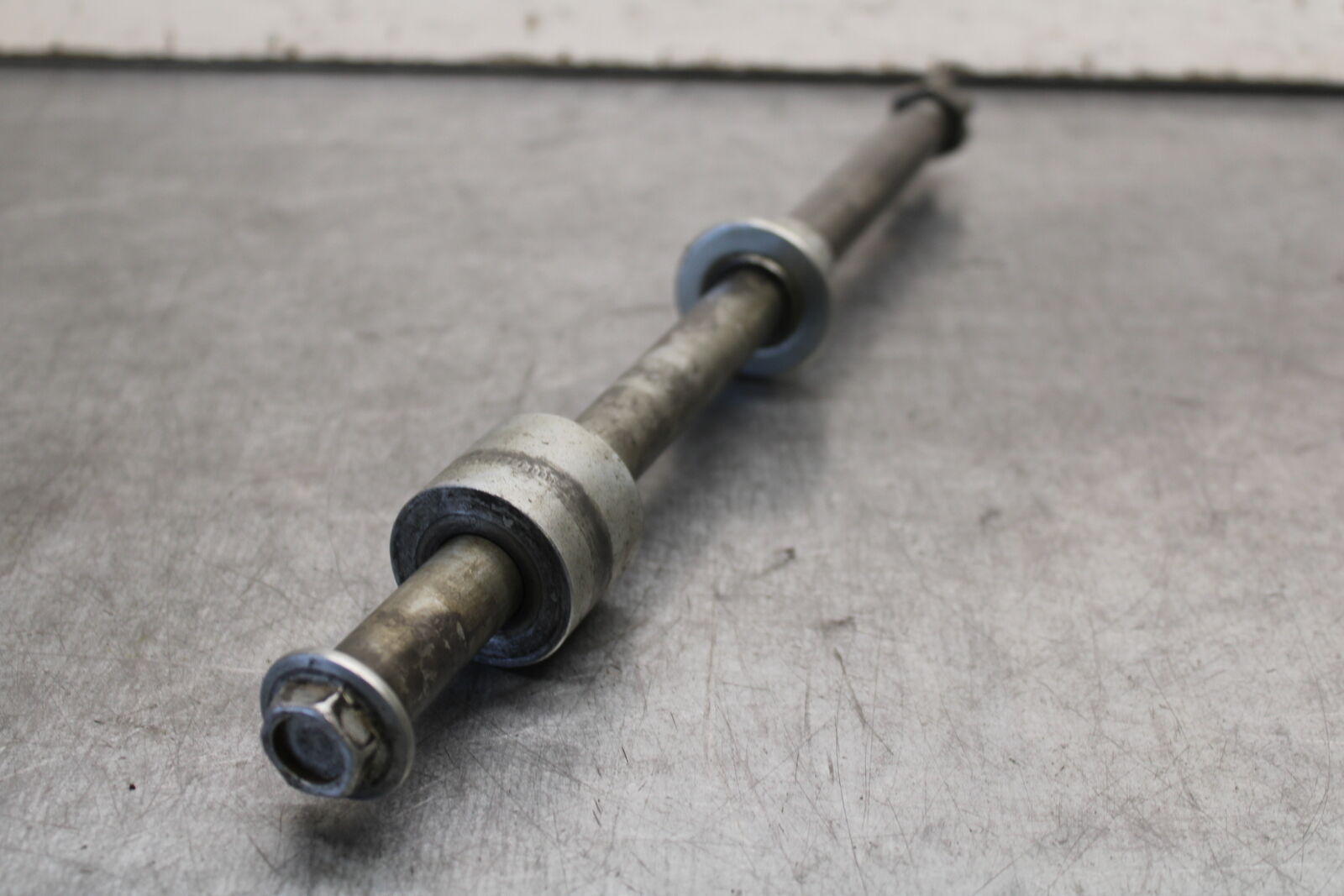 05-06 SUZUKI BOULEVARD M50 REAR AXLE BACK WHEEL RIM PIVOT BOLT AXEL BB671