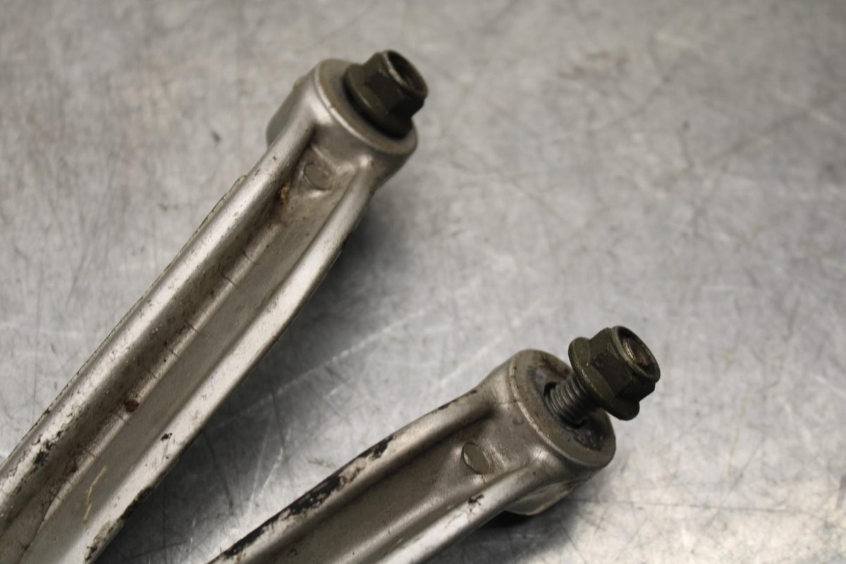 01 SUZUKI GSXR1000 RIGHT REAR BACK PASSENGER PEG BRACKET BB100