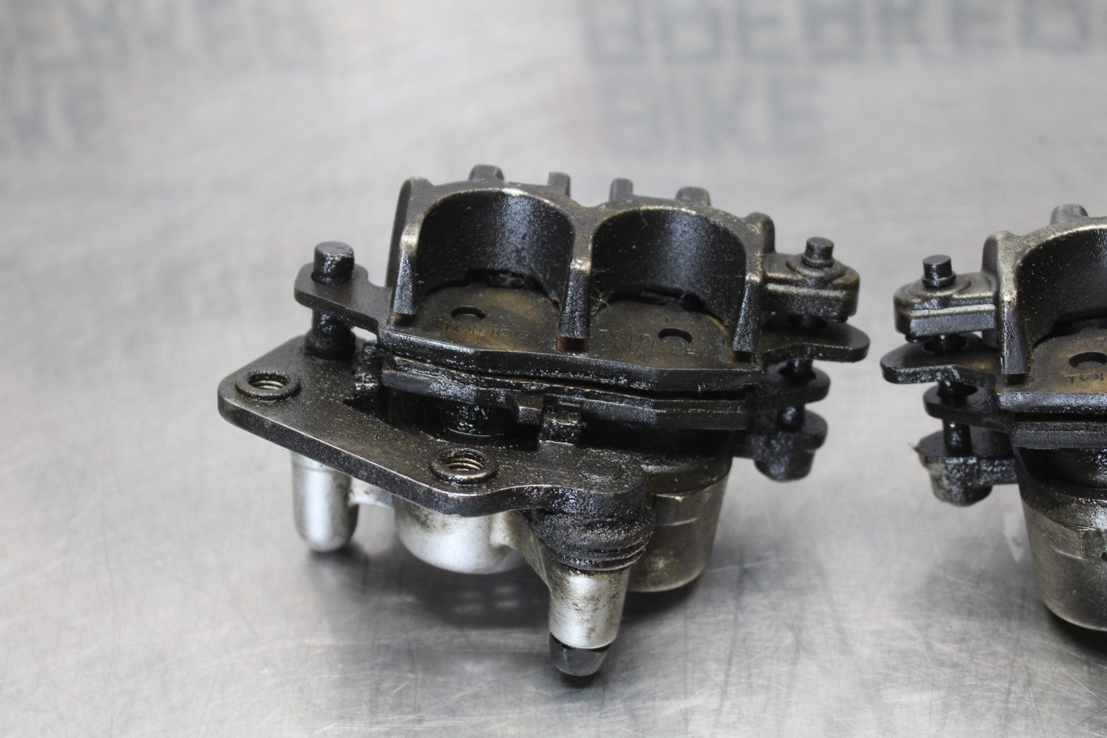 03-08 KAWASAKI VULCAN 1600 RIGHT LEFT FRONT BRAKE CALIPER SET PAIR BB196