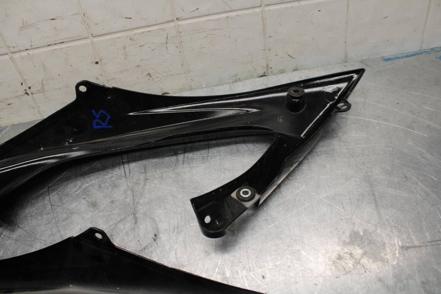 08-16 YAMAHA YZF R6 MID UPPER SIDE FAIRING COWL BB465