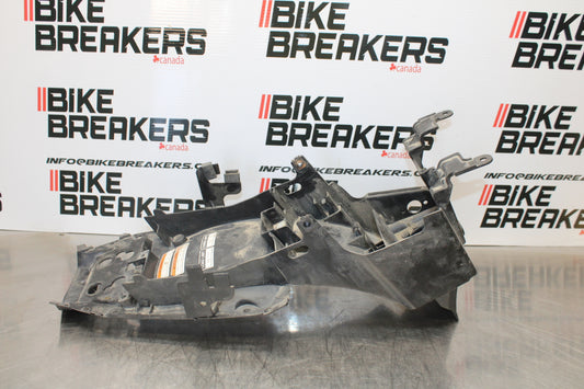 09-15 YAMAHA FZ6R REAR BACK TAIL UNDERTAIL BATTERY TRAY PLASTIC BB161