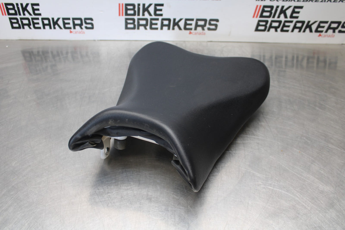 08-10 SUZUKI GSXR 600 FRONT DRIVERS SEAT PAD SADDLE PILLION BB202