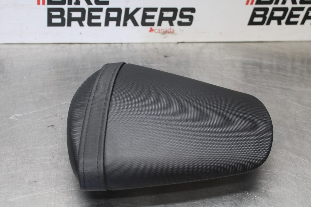 15-26 SUZUKI GSXR600 REAR BACK PASSENGER TANDEM SEAT PAD SADDLE PILLION BB888