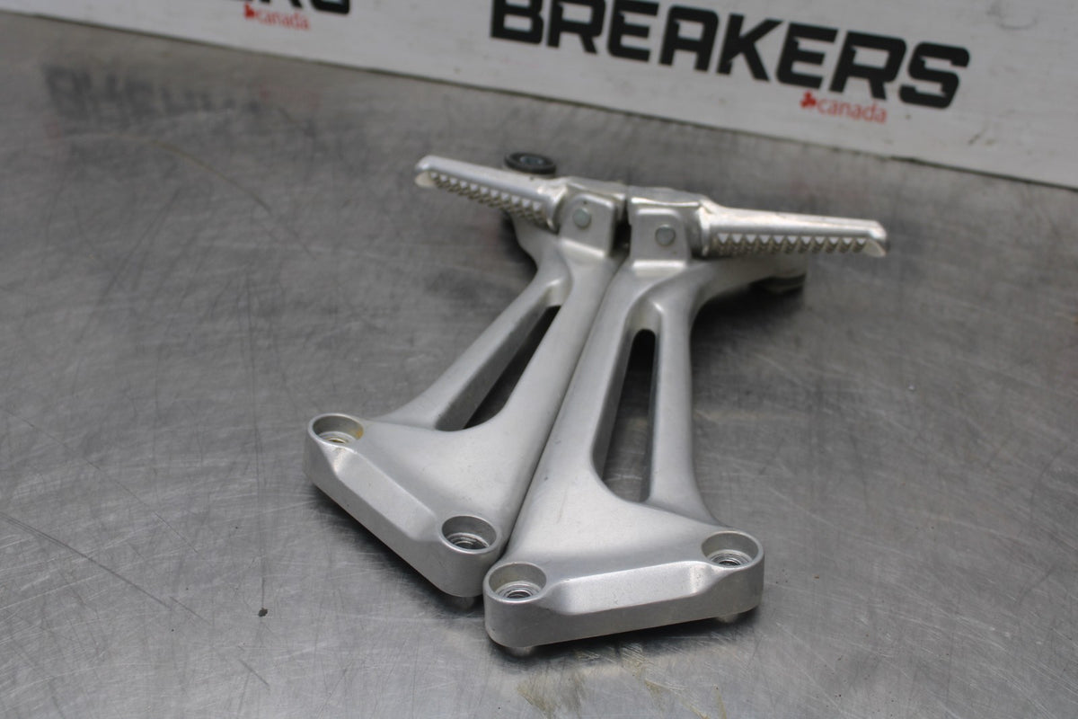 98-05 HONDA SUPER HAWK 1000 VTR1000F REAR BACK PASSENGER PEG SET PAIR BB924