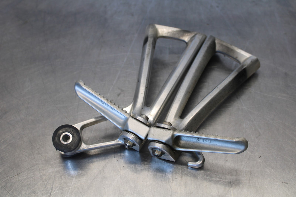 03-04 YAMAHA YZF R6 REAR BACK PASSENGER PEG SET PAIR BB890