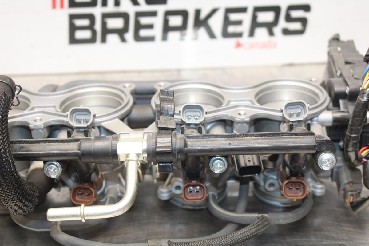 11-25 SUZUKI GSXR 600  MAIN FUEL INJECTORS / THROTTLE BODIES BB830