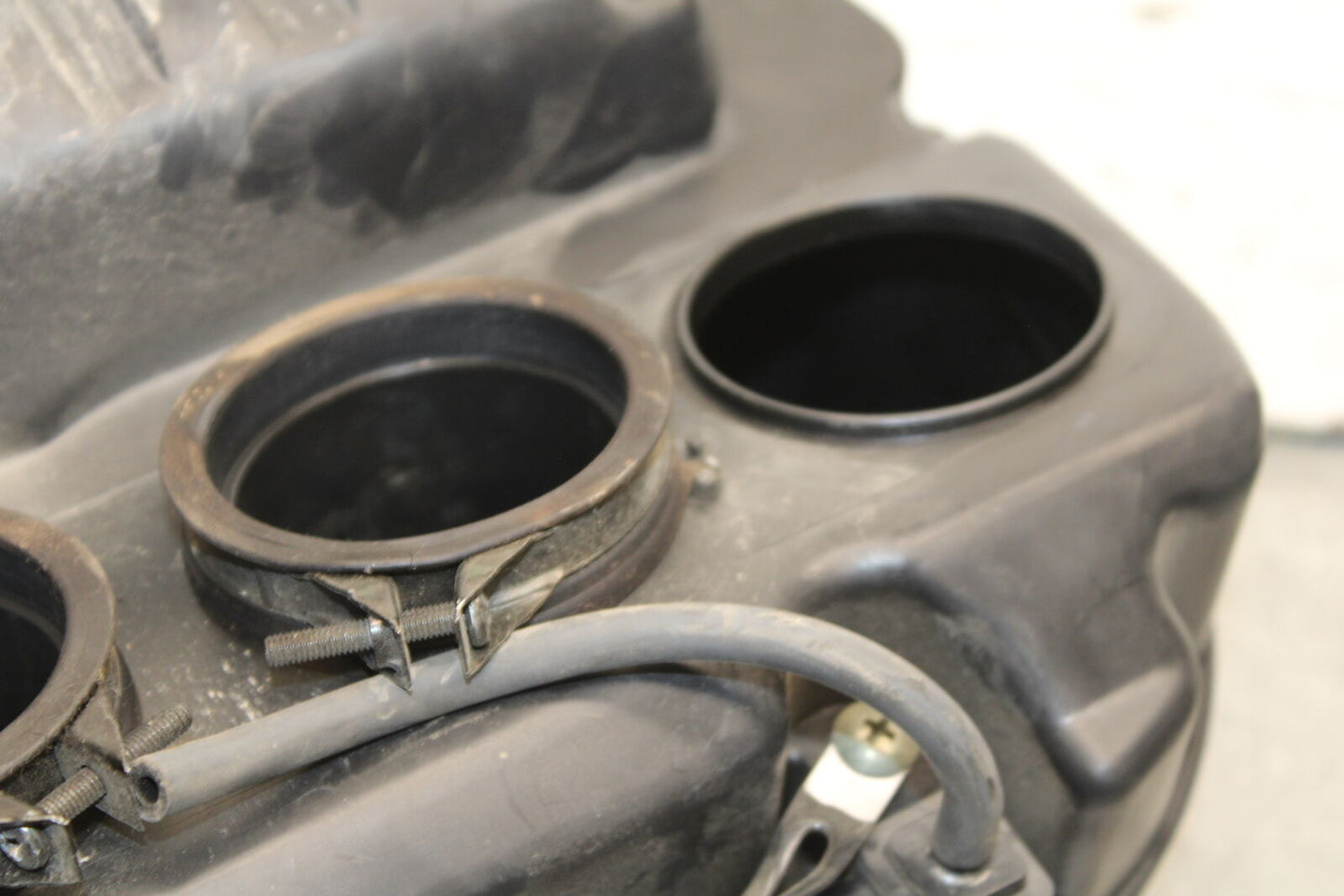 05-06 SUZUKI GSXR1000 AIRBOX AIR INTAKE FILTER BOX 13700-41G00 13740-41G00 BB663