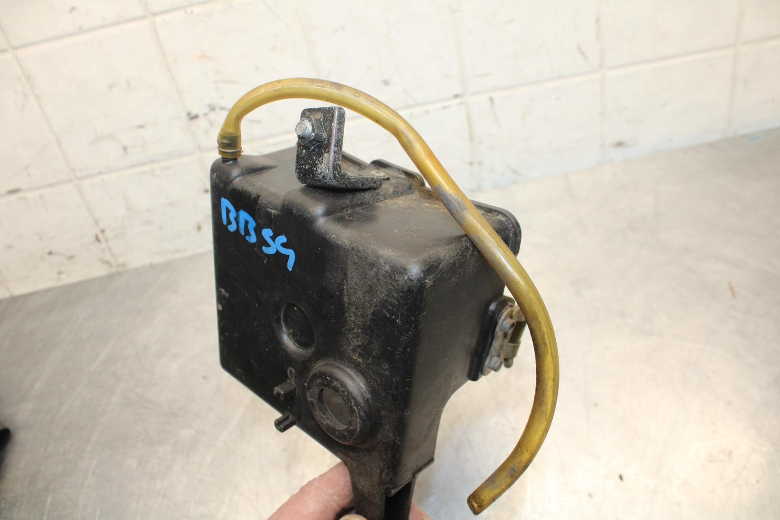 85-88 HONDA NS400R NC19 NSR400 NS400RG BATTERY BOX CLAMP STRAP BB32