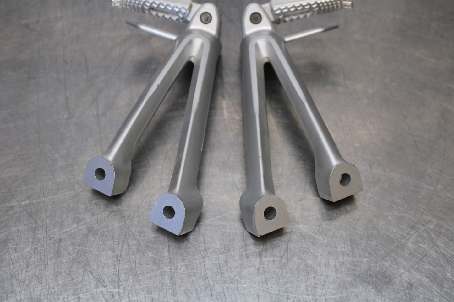 06-07 SUZUKI GSXR 600 REAR BACK PASSENGER PEG SET PAIR BB170