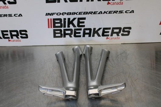 06-07 SUZUKI GSXR 600 REAR BACK PASSENGER PEG SET PAIR BB170