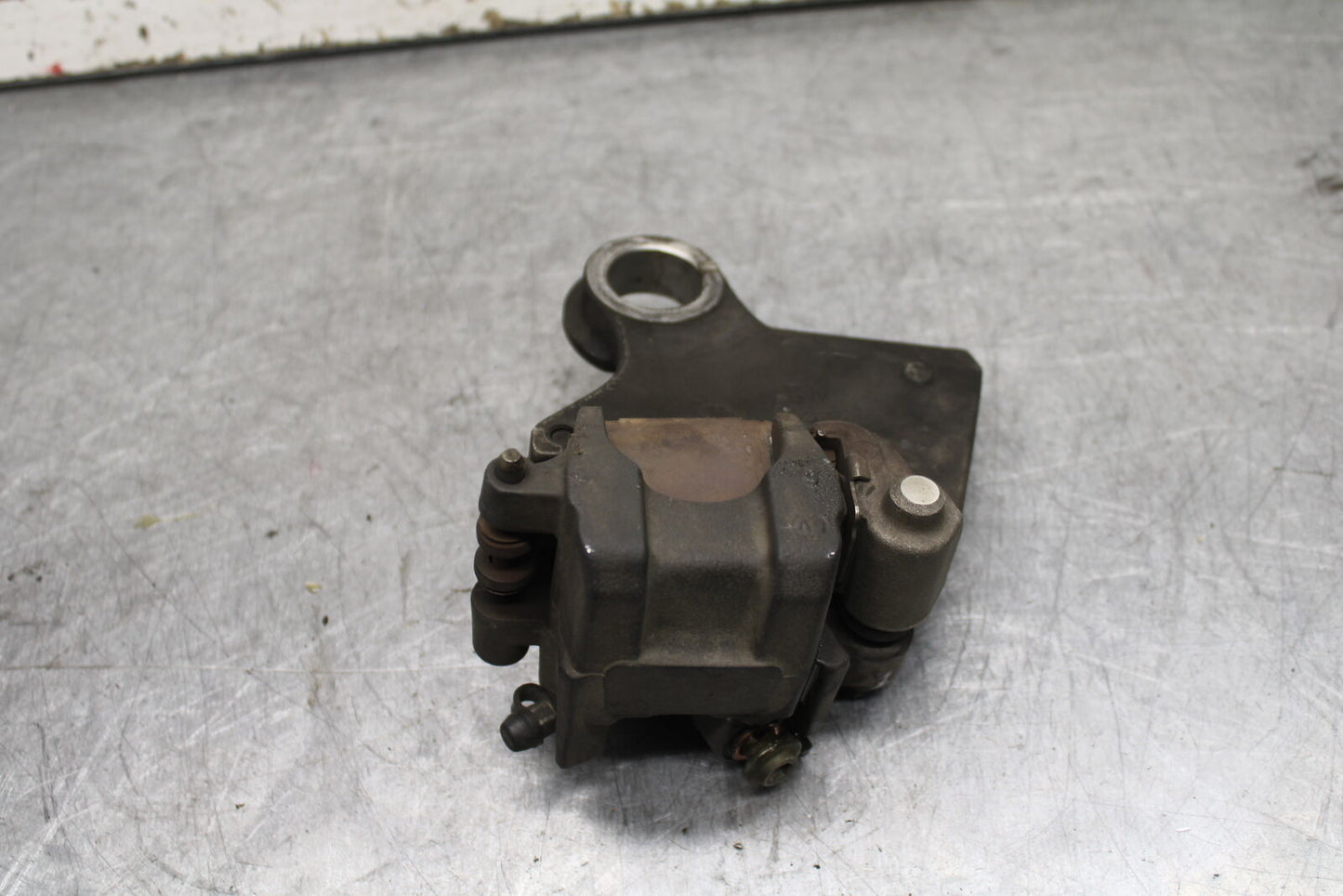 06 YAMAHA YZF R6 REAR BACK BRAKE CALIPER W MOUNT BRACKET BB716