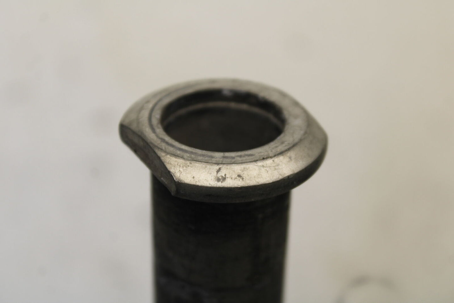 05-06 SUZUKI GSXR1000 REAR AXLE BACK WHEEL RIM PIVOT BOLT AXEL 64711-33E30 BB677