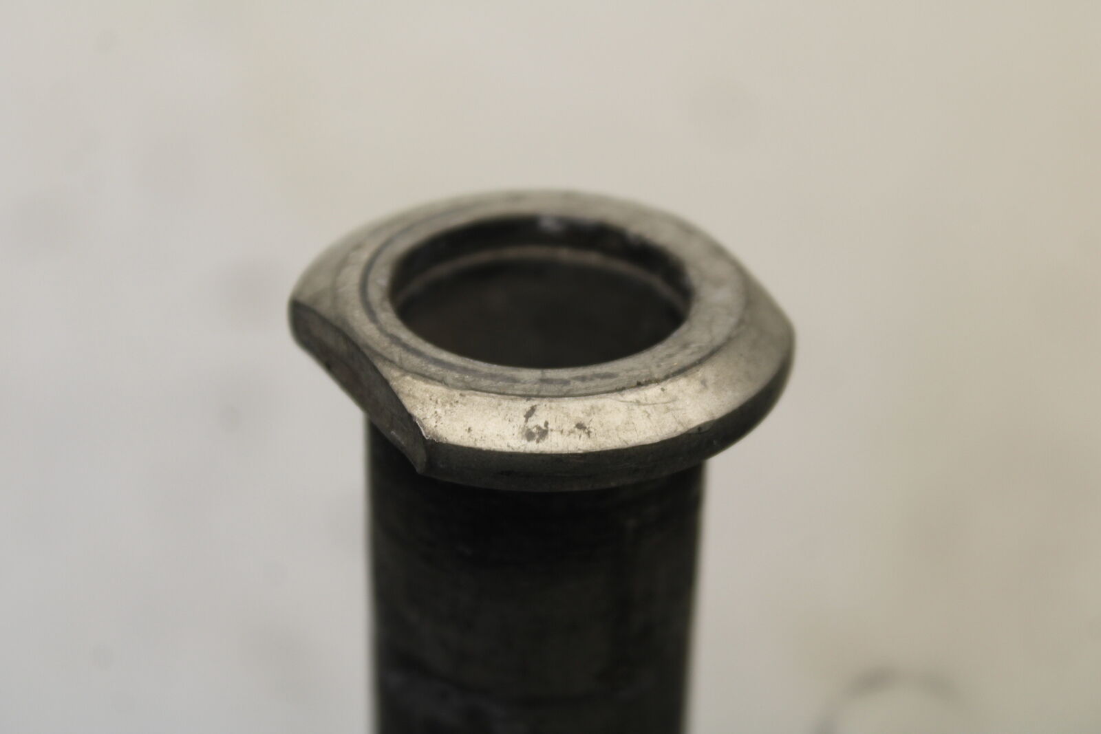 05-06 SUZUKI GSXR1000 REAR AXLE BACK WHEEL RIM PIVOT BOLT AXEL 64711-33E30 BB677