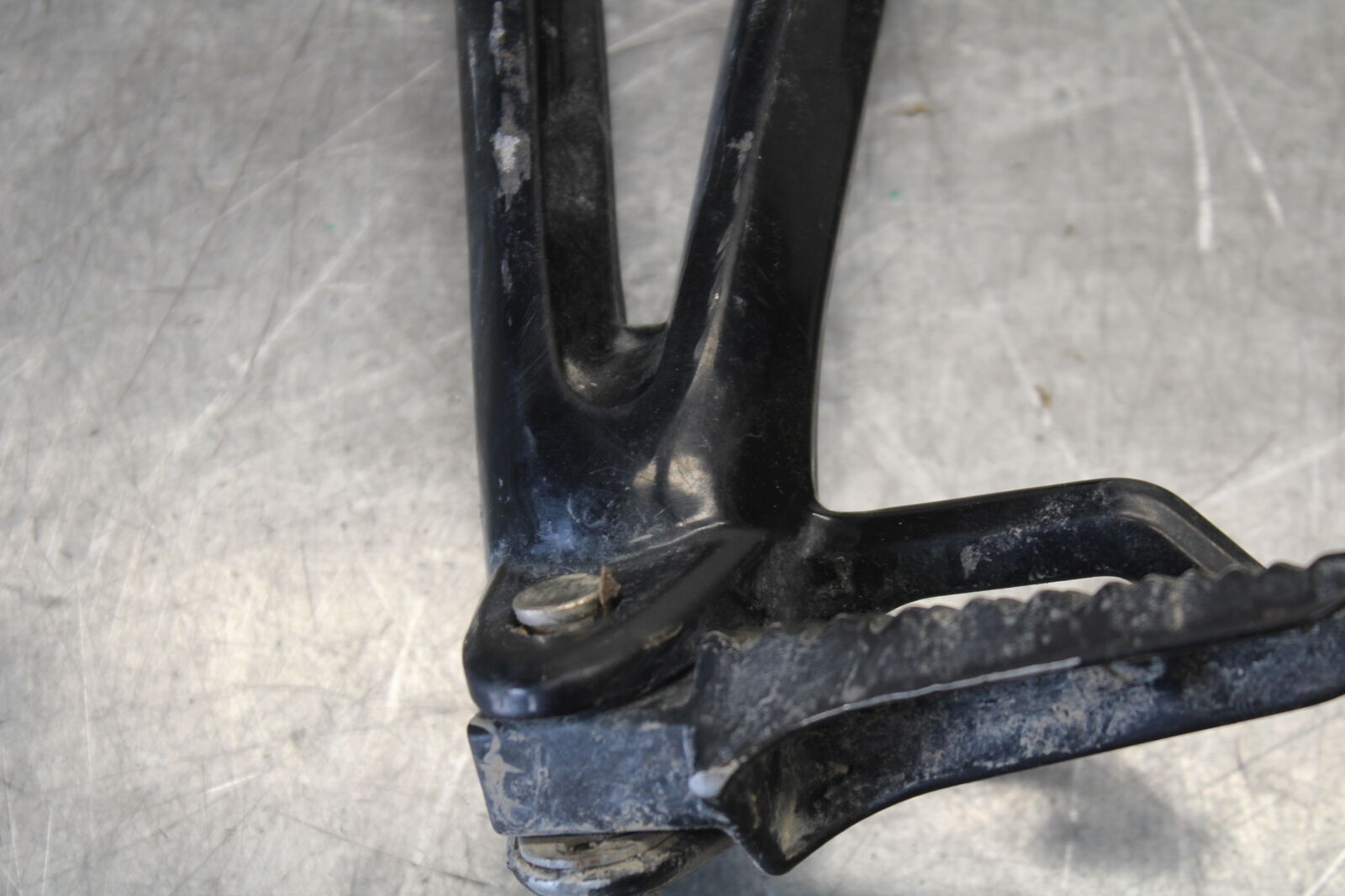 06-07 SUZUKI GSXR 600 REAR BACK PASSENGER PEG SET PAIR BB694