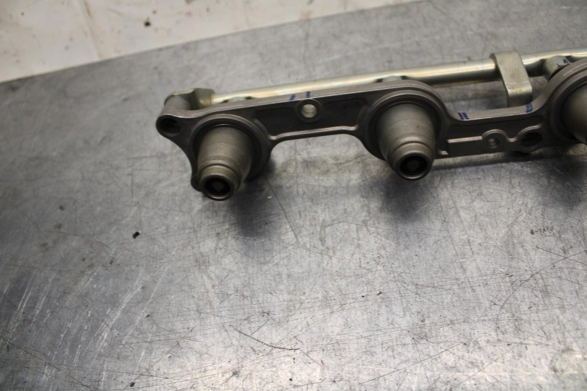 06-07 HONDA CBR1000RR SECONDARY FUEL INJECTORS TOP AIRBOX GAS RAIL BB75