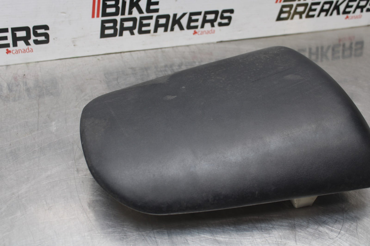 98 KAWASAKI NINJA ZX6 REAR BACK PASSENGER TANDEM SEAT PAD SADDLE PILLION BB870