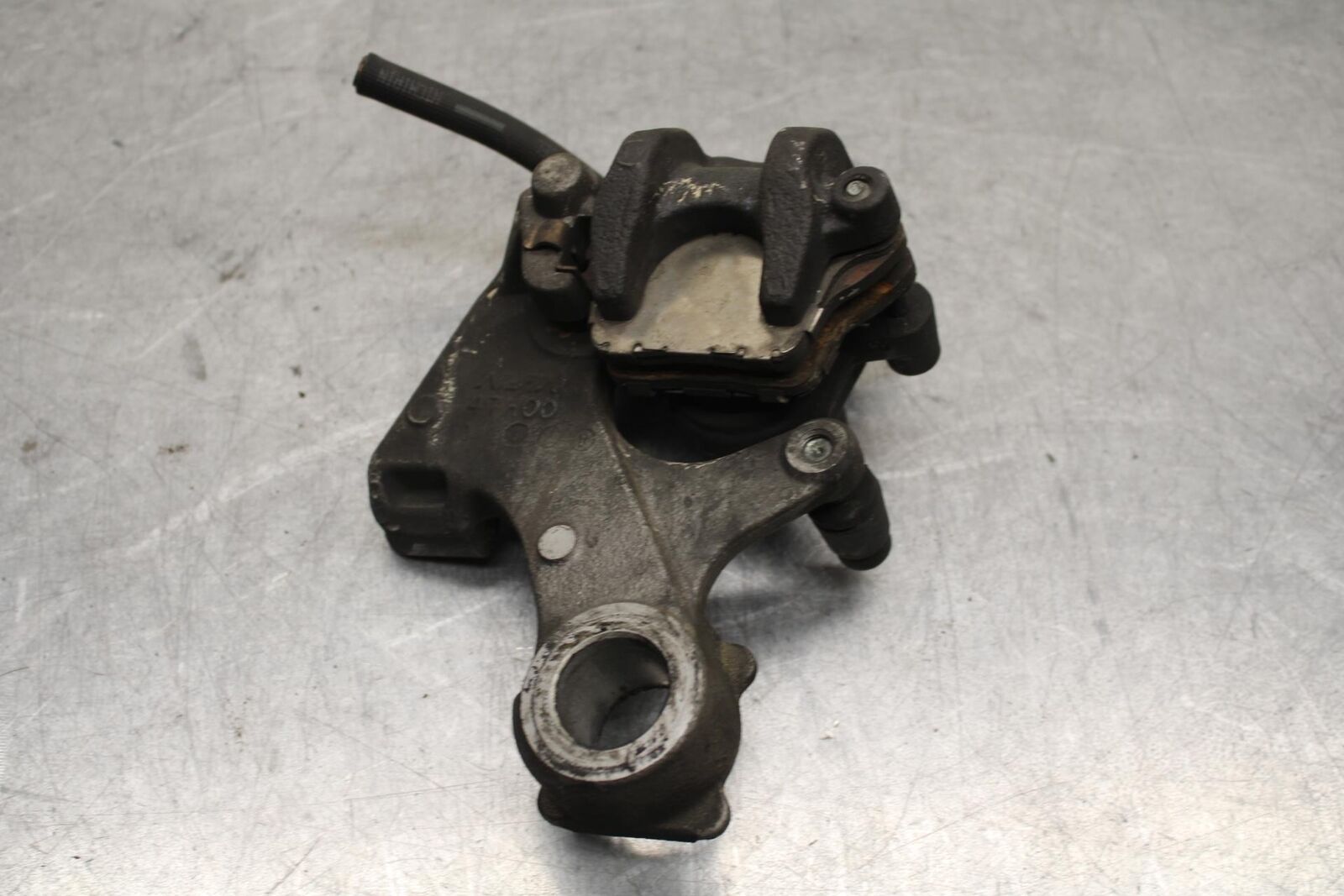 11-23 SUZUKI GSXR 750 REAR BACK BRAKE CALIPER W MOUNT BRACKET BB630