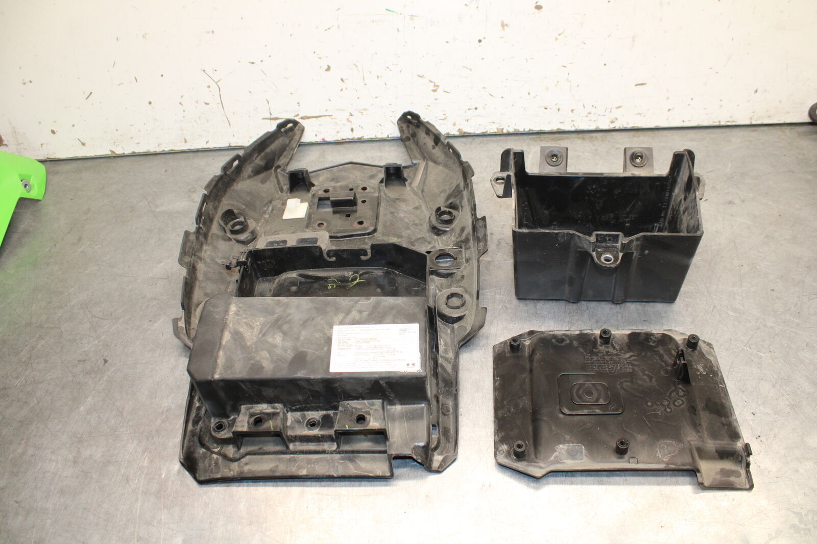18-24 KAWASAKI NINJA 650 REAR BACK TAIL UNDERTAIL BATTERY TRAY PLASTIC BB725