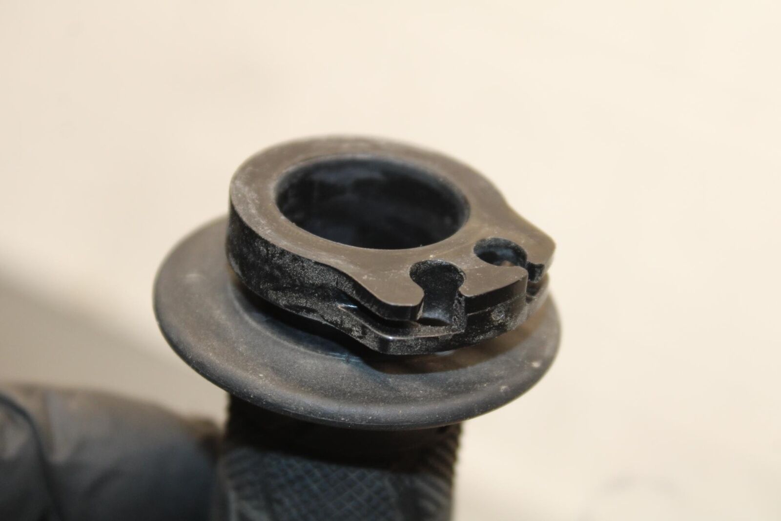 2017 Suzuki GSXR600 RIGHT THROTTLE GRIP 57110-21H02 BB598